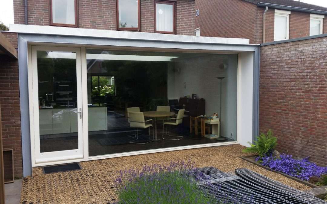 Aanbouw met veel glas en strakke detaillering in Vlijmen